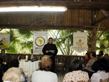 Frei Germano prega retiro para a Fraternidade Santo Antônio 