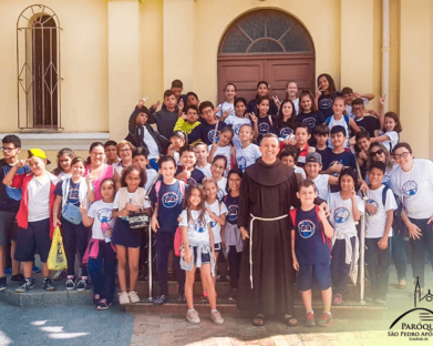 Alunos da escola Profª Angélica de Souza Costa visitam a igreja Matriz
