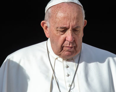 O Papa Francisco está rezando pelas vítimas do novo coronavírus